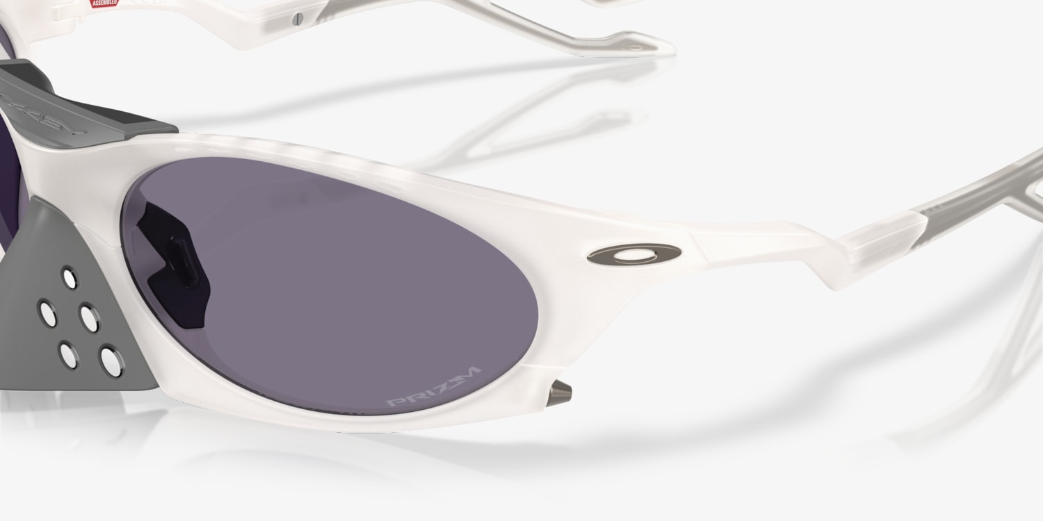 サングラス OAKLEY EYEWEAR (0OO9437) Oakley Plantaris Sunglasses OO9437 06 Matt Vapor - eye-oo.com